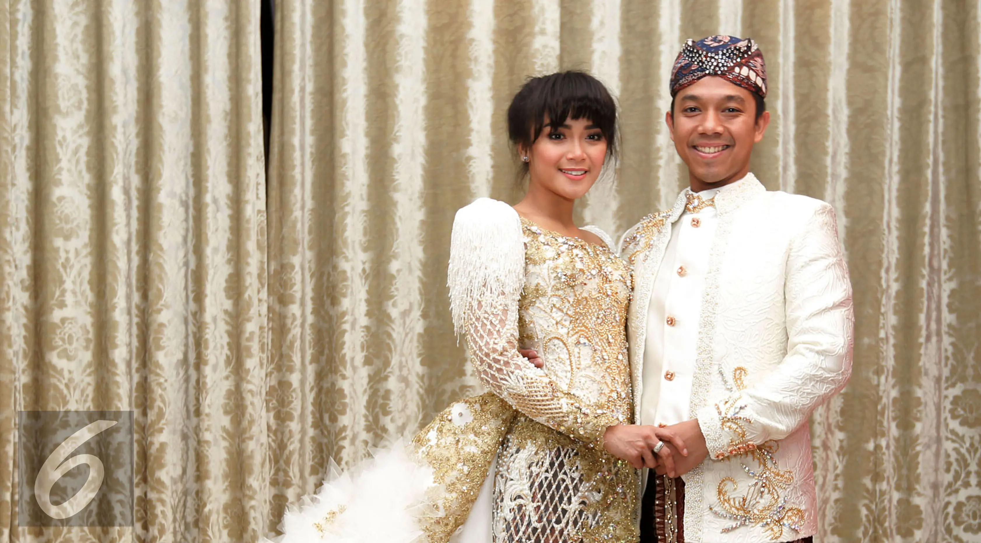 Sheza Idris bersama calon suami, Surya Ibrahim saat melakukan fitting baju di Rumah Mode Hengky Kawilarang, Kamis (3/8/2017). (Herman Zakharia/Liputan6.com)