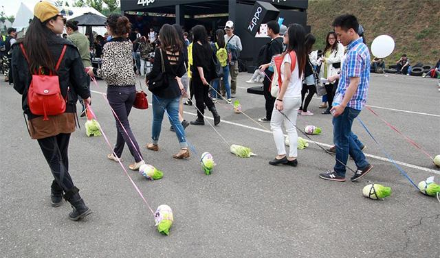 Ramai di jalanan membawa kubis seperti peliharaannya | Photo copyright Shanghaiist.com