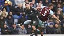 Duel pemain Manchester City, Sergio Aguero (kiri) dan pemain Burnley, Charlie Taylor pada lanjutan Premier League di Turf Moor Stadium, Burnley, (3/2/2018). Burnley tahan Manchester City 1-1. (AFP/Oli Scarff)