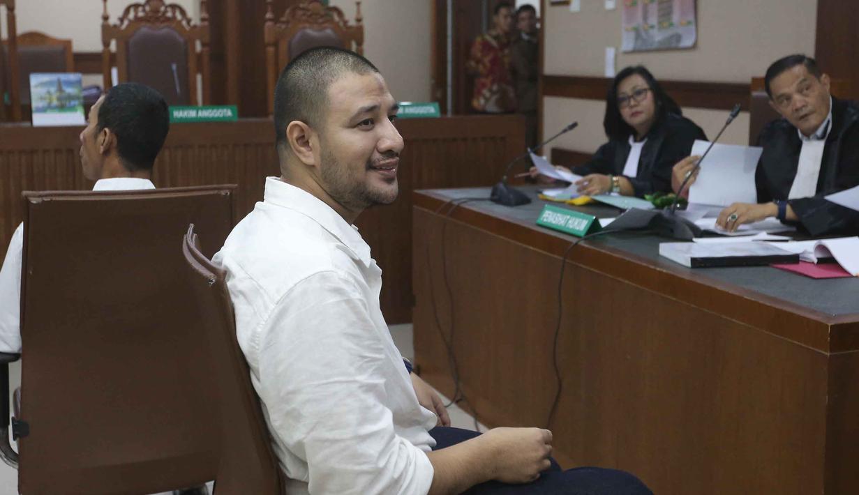 Pesohor Muhammad Ammar Akbar alias Ammar Zoni saat dihadirkan secara langsung pada persidangan terkait kasus peredaran narkotika di dalam Lembaga Pemasyarakatan (Lapas) Salemba di Pengadilan Negeri Jakarta Pusat, Kamis (18/12/2025). (merdeka.com/Arie Basuki)