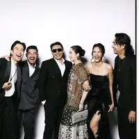 Tampilan Selebriti Kenakan Dress Elegan di Resepsi Hari ke-2 Pernikahan Luna Maya dan Maxime Bouttier. [@chelseaislan]