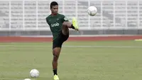 Pemain Timnas Indonesia U-22, Osvaldo Haay, mengontrol bola saat latihan di Stadion Madya Senayan, Jakarta, Selasa (29/1). Latihan ini merupakan persiapan jelang Piala AFF U-22. (Bola.com/Yoppy Renato)