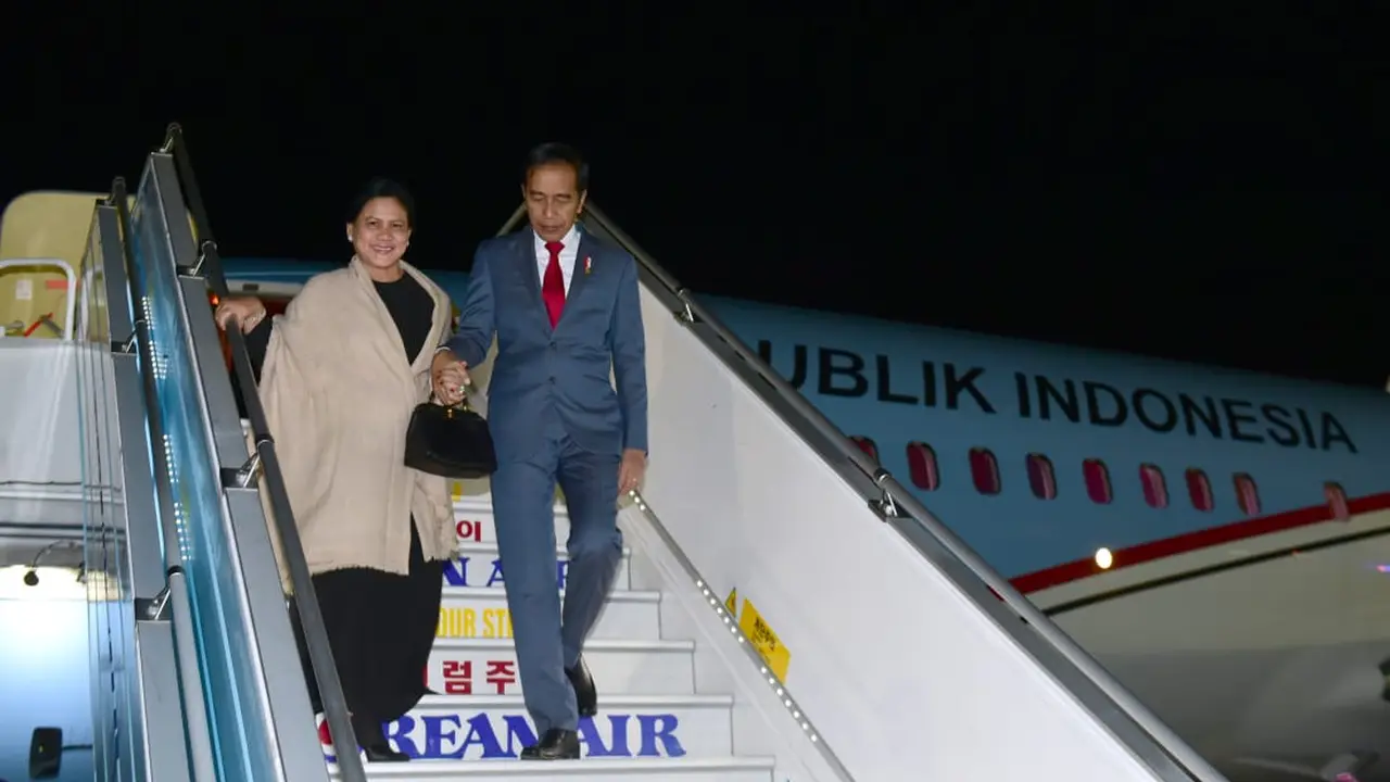 Presiden Joko Widodo atau Jokowi dan Ibu Negara Iriana tiba di Gimhae Air Force Base, Busan, Korea Selatan