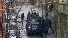 Kepolisian Turki melakukan operasi pencarian menyusul penyerangan sebuah kantor polisi di Istanbul, Kamis (3/3). Polisi berhasil menjebak dua wanita tersangka penyerangan, dengan senjata api dan granat, di sebuah apartemen. (REUTERS/Osman Orsal)