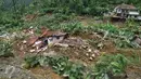 Sebuah rumah hancur akibat bencana longsor di Desa Clapar, Kecamatan Madukara, Banjarnegara, Jawa Tengah, Rabu (30/3). Sebagian warga mengungsi ke tempat aman dan diperkirakan longsoran menutup lahan kebun buah salak seluas 60 hektar. (Foto: Gholib)