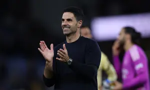 Manajer Arsenal, Mikel Arteta, memberi aplaus ke fans setelah laga kontra Aston Villa di Villa Park, Birmingham, Selasa (1/9/2026) dini hari WIB. (Darren Staples / AFP)