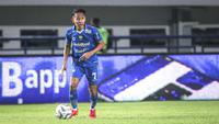 Pemain Persib Bandung, Beckham Putra Nugraha pada laga lanjutan pekan ke-3 BRI Liga 1 2023/2024 antara Persib Bandung melawan Dewa United FC di Stadion Gelora Bandung Lautan Api (GBLA), Bandung, Jumat (14/07/2023). (Bola.com/Bagaskara Lazuardi)
