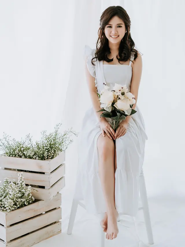 7 Potret Melisa Hartanto dengan Simpel Dress, Tampil Menawan