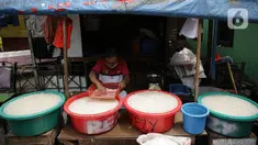 Pedagang kolang-kaling musiman menggelar dagangannya di kawasan Tanah Abang (13/4/2021). Selama Ramadan buah kolang-kaling selalu diburu oleh masyarakat. Tak heran jika pedagang musiman selalu bermunculan saat bulan suci tersebut. (Liputan6.com/Faizal Fanani)