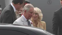 Pangeran Charles dan istrinya, Camilla setibanya di New Delhi, India, yang diselimuti kabut asap, Rabu (8/11). Pasangan dari Kerajaan Inggris itu akan berada di negara Anak Benua selama dua hari. (AFP PHOTO / PRAKASH SINGH)