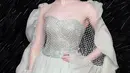 Aktris Elle Fanning tiba di karpet merah gala premiere film 'Maleficent Mistress of Evil' di London, Rabu (9/10/2019). Pemeran Aurora dalam film Maleficent itu tampil memukau dalam balutan gaun strapless panjang berwarna hijau pucat. (Photo by Grant Pollard/Invision/AP)