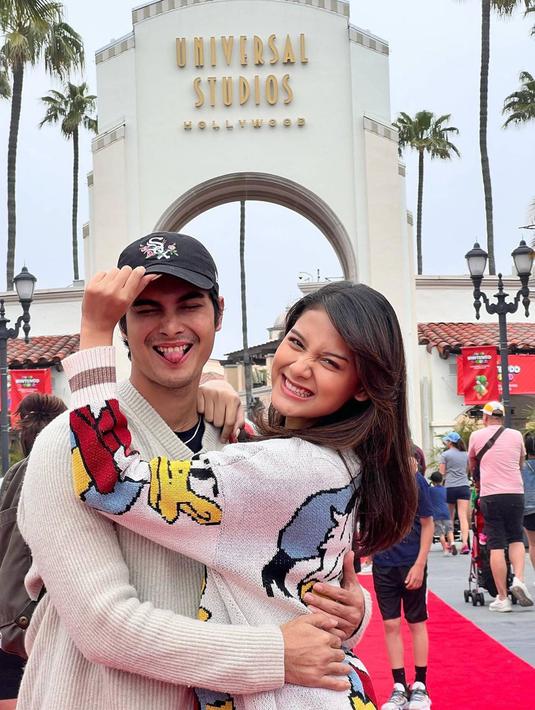 Seru berada di Amerika Serikat, pasangan kekasih ini banyak abadikan momen bersama saat jalan-jalan bareng. Tidak lupa momen seru saat mengunjungi Universal Studio pun banyak diabadikan dalam media sosial Instagram masing-masing. (Liputan6.com/IG/cinta_brian)