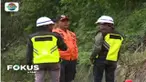 Upaya perbaikan jalan terus dilakukan dengan mengerahkan eskavator untuk mengeruk tanah yang curam.