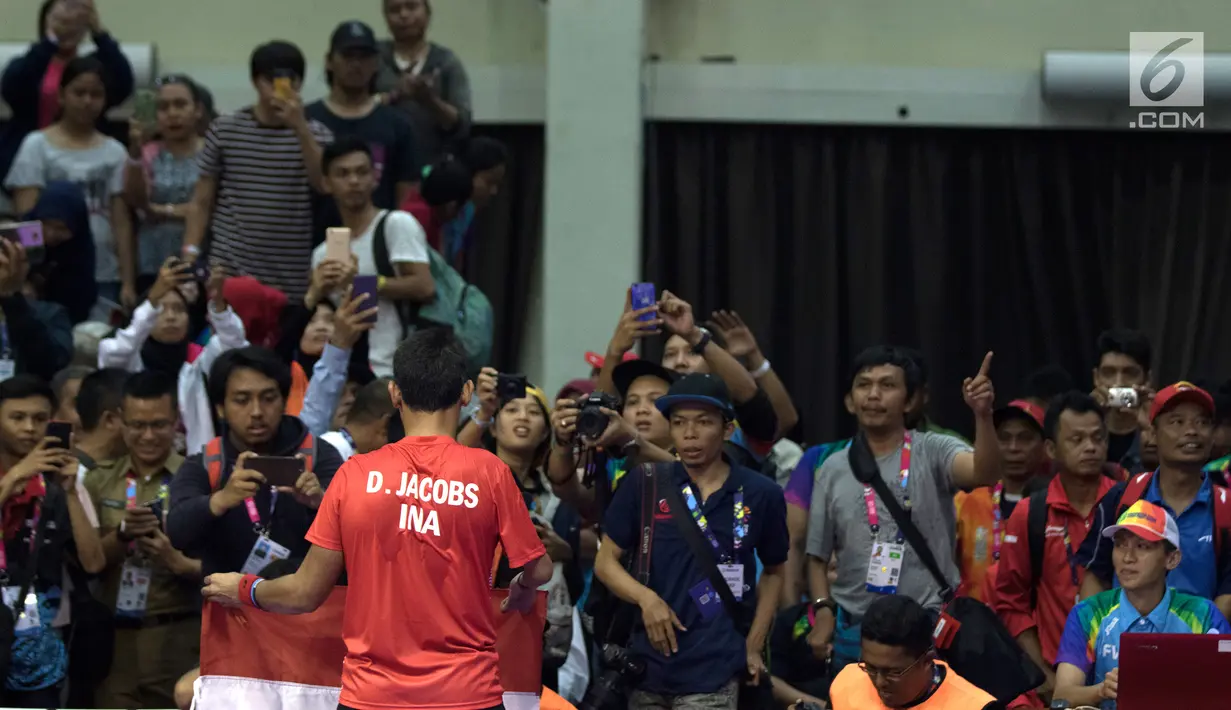 Petenis meja Indonesia, David Jacobs menyapa penonton usai mengalahkan wakil China Liao Han di cabang para tenis meja TT10 Asian Para Games 2018, Jakarta, Selasa (9/10). David menang dengan skor 3-1. (Bola.com/Vitalis Yogi Trisna)