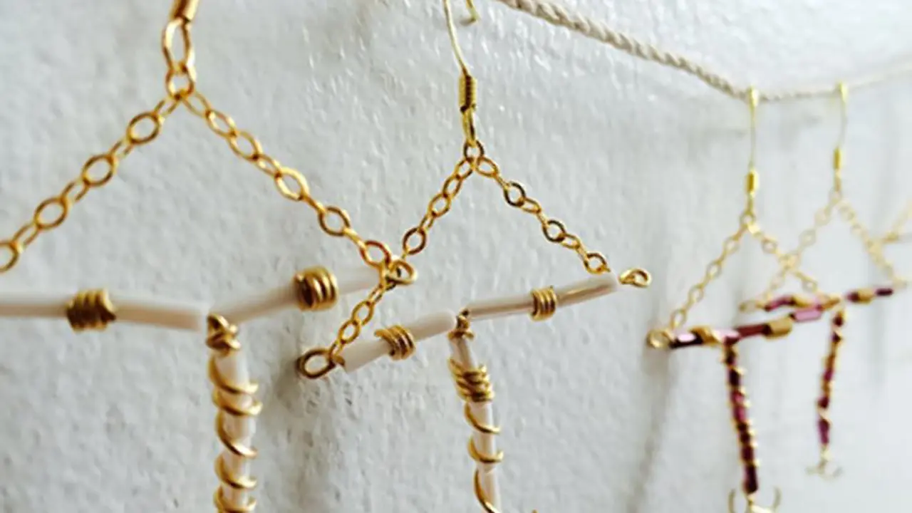 Anting Bentuk Alat Kontrasepsi yang Terinspirasi IUD