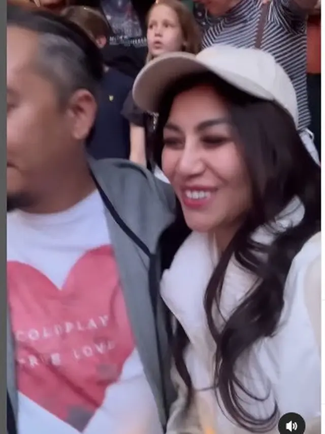 Nisya Ahmad dan suami Andika Rosadi nonton konser Coldplay di Amsterdam, Belanda (Foto: instagram nissyaa)