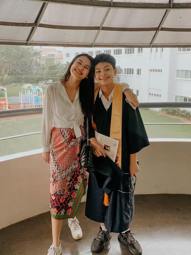 6 Potret Zahwa dan Aaliyah Massaid Dampingi Adik saat Wisuda, Penuh Kehangatan