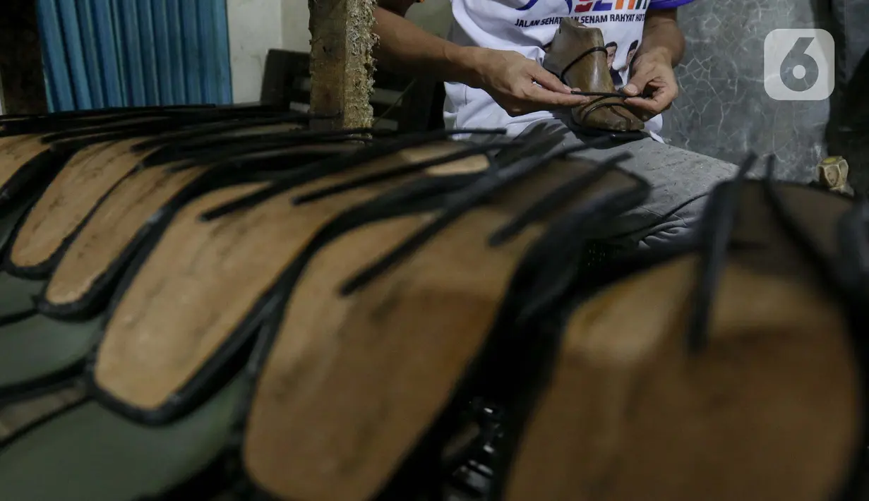 Di antaranya terbagi dalam kelompok proses pembuatan, pengendalian kualitas, dan pengemasan hingga pemasaran yang dilakukan secara live shopping. (Liputan6.com/Herman Zakharia)