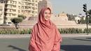 Menggunakan busana berwarna dusty pink, Oki Setiana Dewi juga menikmati waktu di Maydan Tahrir. Tak hanya bersama putri tercinta, namun Oki juga turut mengajak sang ibunda. (Liputan6.com/IG/@okisetianadewi)