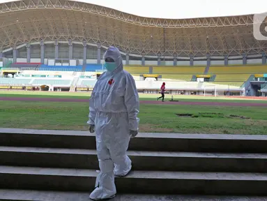 Petugas medis berjalan di Stadion Patriot Chandrabhaga, Bekasi, Jawa Barat, Rabu (9/9/2020). Pemerintah Kota Bekasi menyiapkan ruang isolasi tambahan dengan fasilitas oksigen dan 55 tempat tidur untuk pasien Covid-19 di Stadion Patriot Chandrabhaga. (Liputan6.com/Herman Zakharia)