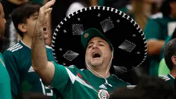 Seorang suporter bersorak sambil mengenakan topi khas Meksiko dalam laga persahabatan antara Meksiko dengan Skotlandia di Stadion Azteca, Mexico City, Meksiko, Sabtu (2/6). Meksiko menang 1-0. (AP Photo/Eduardo Verdugo)