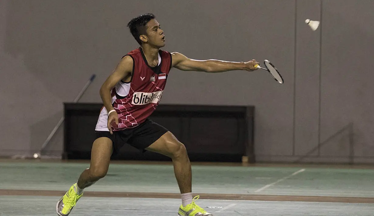 Pebulutangkis tunggal putra Indonesia, Firman Abdul Kholik, serius berlatih bersama Pelatnas Bulutangkis di Cipayung, Jakarta Timur, Kamis (7/1/2016). (Bola.com/Vitalis Yogi Trisna)