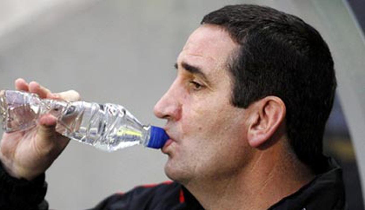 Sunderlnad&#039;s caretaker boss Ricky Sbragia drinks before their English Premier League football match against Hull City at The Kingston Communications Stadium in Hull, north-east England, on December 20, 2008. AFP PHOTO/PAUL ELLIS
