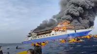 Korban kebakaran Kapal Motor Barcelona 5 di perairan Pulau Talise, Kecamatan Likupang Barat, Kabupaten Minahasa Utara, Sulawesi Utara dievakuasi ke Pulau Gangga II, pulau berpenghuni yang juga berada di Kecamatan Likupang Barat. (Sumber: Istimewa)