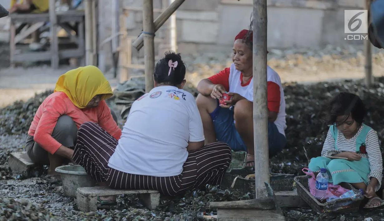 Seorang anak ikut menemani ibunya mengupas kerang hijau di Kampung Nelayan Muara Angke, Jakarta, Rabu (3/7/2019). Dengan penghasilan rata-rata Rp 30 ribu/hari, para buruh pengupas kerang hijau tersebut harus cukup memenuhi kebutuhan hidup keluarganya. (Liputan6.com/Faizal Fanani)