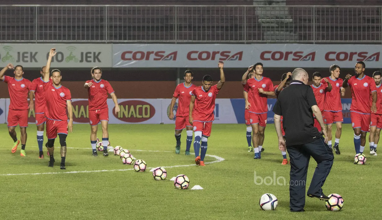 Pelatih Puerto Rico, Carlos Cantatero, memberikan instruksi saat latihan di Stadion Maguwoharjo, Sleman, Senin (11/6/2017). Pelatih 56 tahun ini merupakan mantan juru taktik Atletico Madrid. (Bola.com/Vitalis Yogi Trisna)