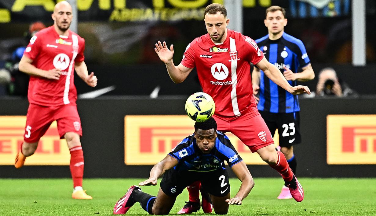 Pemain Inter Milan, Dunzel Dumfries terjatuh saat laga lanjutan Liga Italia 2022/2023 melawan Monza di Giuseppe Meazza, Milan, Minggu (16/04/2023) WIB. Nerazzurri kalah dengan skor 0-1. (AFP/Gabriel Bouys)