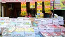 Jelang tahun ajaran baru 2015/2016, penjualan buku tulis dan perlengkapan sekolah meninggkat hingga 30 persen, Jakarta, Minggu (16/7/2015). Tampak seorang anak sedang melihat aneka perlengkapan sekolah. (Liputan6.com/Yoppy Renato)