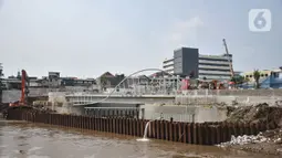 Sebelumnya pemerintah, baik Presiden Jokowi maupun Direktorat Jenderal Sumber Daya Air (Ditjen SDA) Kementerian Pekerjaan Umum dan Perumahan Rakyat (PUPR) menargetkan proyek Sodetan Sungai Ciliwung akan rampung pada April 2023. (merdeka.com/Iqbal S. Nugroho)