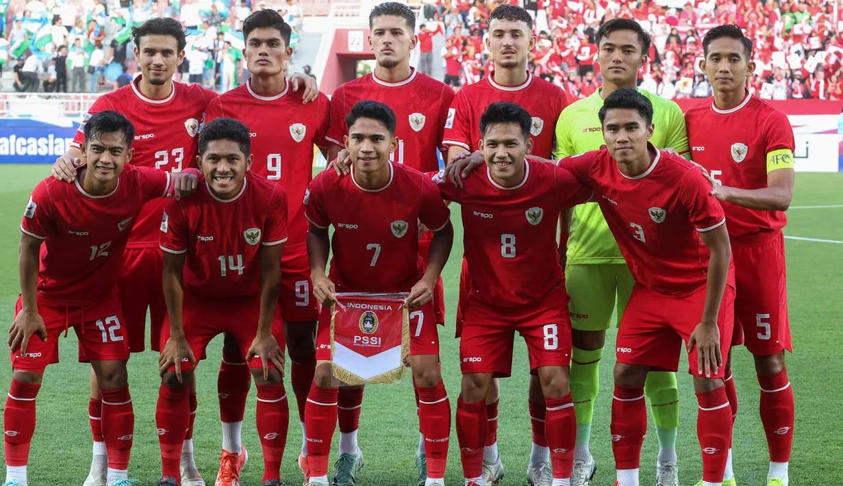 <p>Foto tim starting XI Timnas Indonesia U-23 jelang laga semifinal Piala Asia U-23 2024 menghadapi Uzbekistan U-23 di Abdullah bin Khalifa Stadium, Doha, Qatar, Senin (29/4/2024). (AFP/Karim Jaafar)</p>