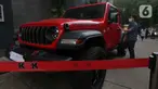 Barang bukti hasil Operasi Tangkap Tangan (OTT) terhadap Direktur Utama PT Inhutani V Dicky Yuana Rady terparkir di halaman gedung Merah Putih Komisi Pemberantasan Korupsi (KPK), Jakarta, Kamis (14/8/2025). (Liputan6.com/Helmi Fithriansyah)