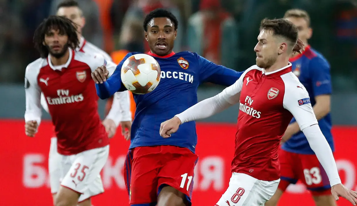 Pemain CSKA Moscow, Vitinho berebut  bola dengan pemain Arsenal, Aaron Ramsey pada laga leg kedua perempat final Liga Europa di VEB Arena, Jumat (13/4). Hasil imbang 2-2 sudah cukup meloloskan Arsenal ke babak semifinal Liga Europa. (AP/Pavel Golovkin)