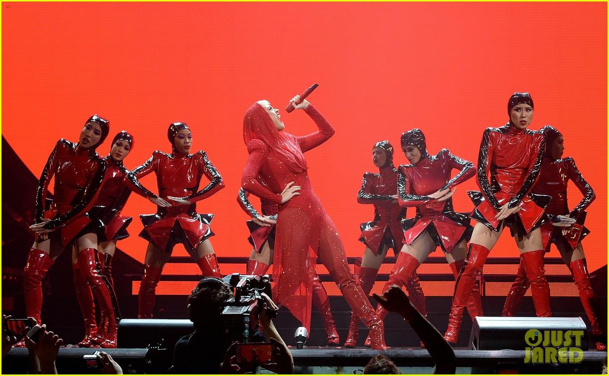 Katy Perry di konser pertamanya dalam tur Witness. (justjared.com)