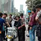 Polisi razia pelajar di Jalan Gatot Subroto.