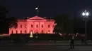 Suasana Gedung Putih yang diterangi warna pink memperingati kesadaran Kanker Payudara di Washington, DC, AS (1/10). Tiap tahunnya di bulan Oktober, ditetapkan sebagai bulan kewaspadaan kanker payudara. (AFP Photo/Andrew Caballero Reynolds)