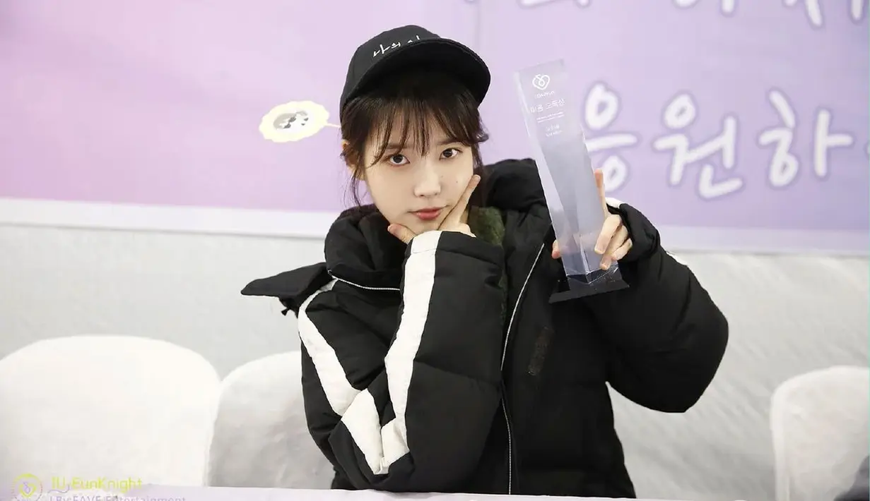 Tak hanya di dunia tarik suara, IU juga disibukkan dengan aktivitasnya di dunia akting. Ia kini sedang membintangi drama terbaru berjudul My Mister. Di drama itu, ia beradu akting dengan Lee Sun Kyun. (Foto: koreaboo.com)