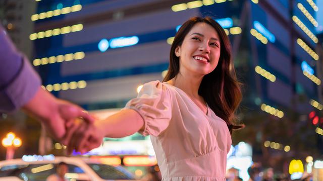 perempuan dan pasangan pegangan tangan