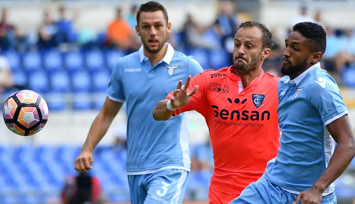 Pemain SS Lazio, Fortuna Wallace (kanan) berebut bola dengan pemain Empoli, Alberto Gilardino pada lanjutan  Serie A Italia di Stadion Olimpico, Roma, Italia, (25/9/2016).   (EPA/Ettore Ferrari)