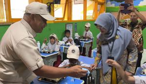 Kepala Badan Gizi Nasional (BGN), Dadan Hindayana berkunjung ke SDN 01 Kalibaru, Cilincing, Jakarta Utara, Kamis (8/1/2026).  (Winda Nelfira/Liputan6.com)