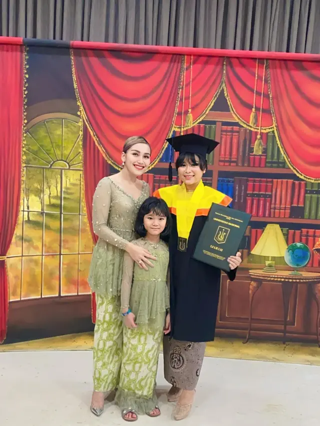 8 Gaya Cantik Ayu Ting-Ting Kenakan Kebaya, Ada yang Serasa Foto Keluarga dengan Ivan Gunawan