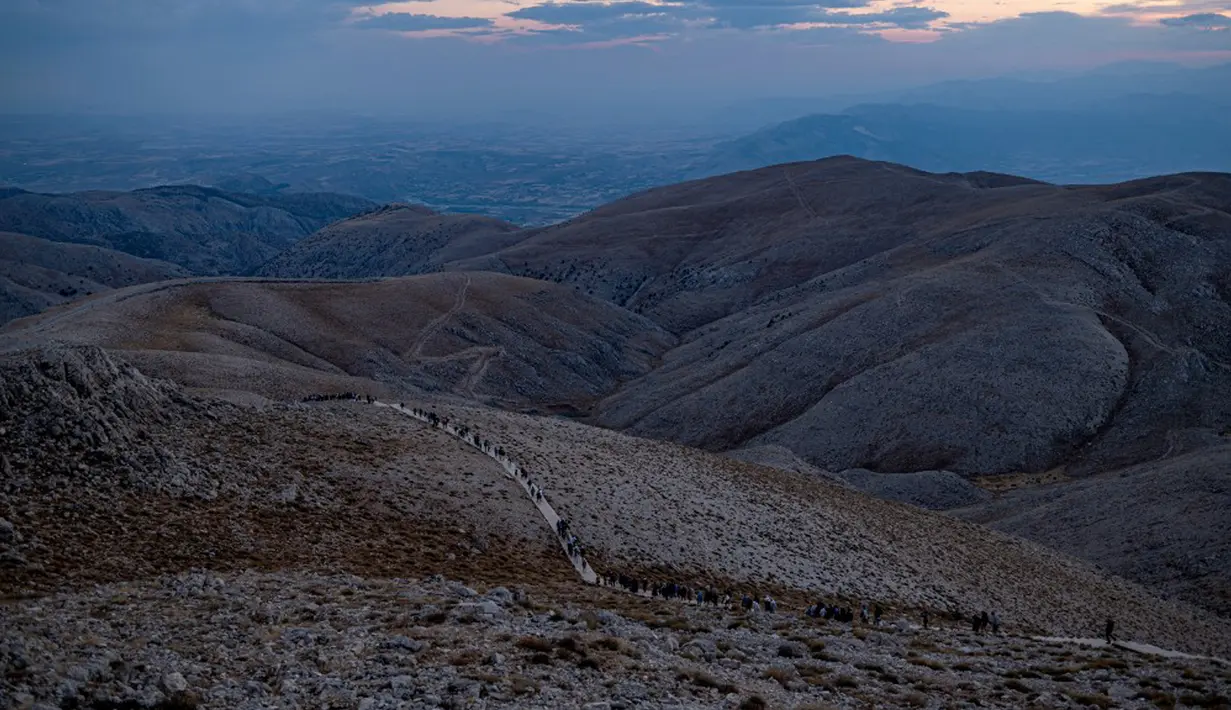 Situs arkeologi Gunung Nemrut di Adiyaman, Turki, 16 September 2021. Situs arkeologi Gunung Nemrut berada di atas gunung setinggi 2.134 meter. (YASIN AKGUL/AFP)