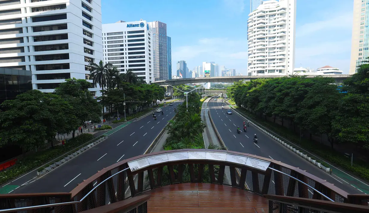 Di bawah langit biru yang cerah, ruas-ruas jalan di ibu kota lebih lengang dari biasanya. Tampak dalam foto, suasana salah satu ruas jalan di Jakarta, Kamis (19/3/2026) pagi. (Kapanlagi.com/Budy Santoso)
