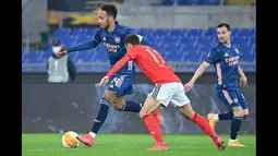 Pierre-Emerick Aubameyang (kiri) beberapa kali mengancam gawang Benfica, namun belum ada yang berbuah gol. (Foto: AFP/Alberto Pizzoli)