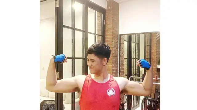 7 Potret Penampilan Terbaru Ricky Cuaca, Makin Tegap dan Bugar
