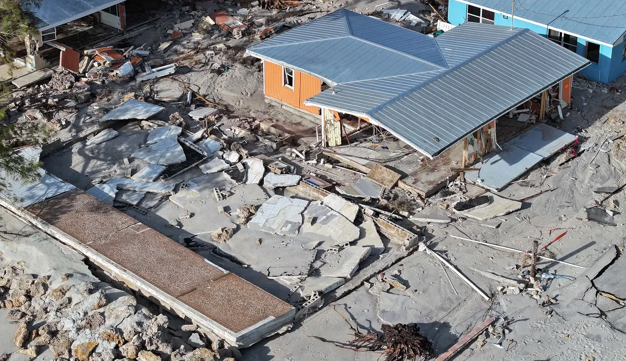 Orang-orang terus melakukan pemulihan setelah badai yang mendarat sebagai badai Kategori 3 di daerah Siesta Key, Florida pada 9 Oktober 2024 lalu. (Joe Raedle/Getty Images North America/Getty Images via AFP)