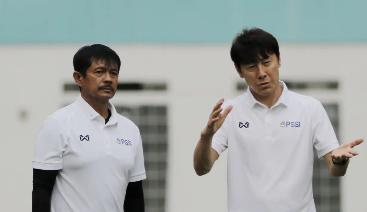 Manajer pelatih Timnas Indonesia, Shin Tae-yong didampingi Indra Sjafri, saat latihan Timnas U-19 di Stadion Wibawa Mukti, Senin (13/1/2020). Pria asal Korsel ini menjadi supervisi untuk Timnas Indonesia senior, U-22, U-20, dan U-16. (Bola.com/M Iqbal Ichsan)